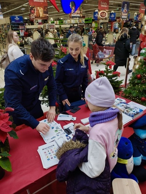 dzieci przy stanowisku policjantów
