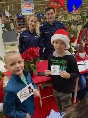 policjanci z chłopcami