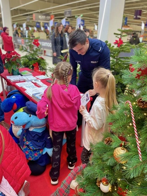 policjant z dziewczynkami