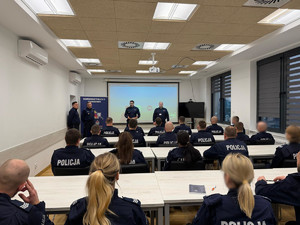 Zastępca Komendanta Miejskiego Policji w Krakowie wita uczestników kolejnej edycji kursu zawdowego aspiranckiego