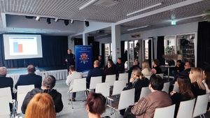 Policjant przedstawia statystyki uczestnikom debaty