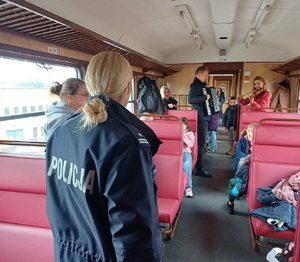 4 policjanci i dzieci w wagonie