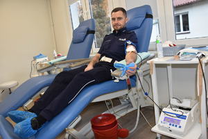 Funkcjonariusz w trakcie oddawania krwi