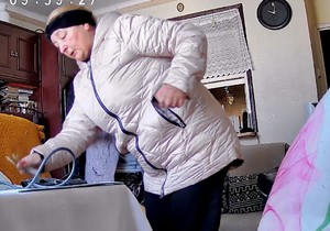 kobieta, która oszukała seniorkę chowająca pieniądze do kurtki