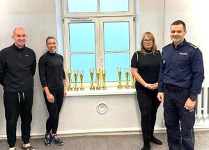 Zastępca Komendanta Wojewódzkiego Policji w Krakowie insp. Maciej Kubiak oraz policjanci biorący udział w zawodach.