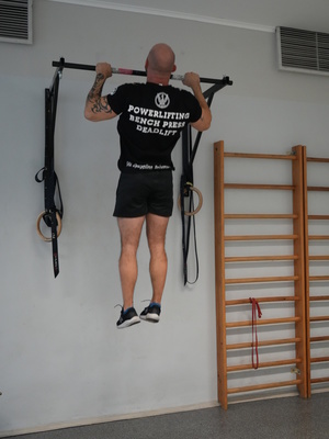 zawodnik podciąga się na drążku