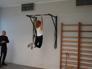 zawodniczka podciąga się na drążku