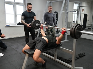 zawody w wyciskaniu sztangi