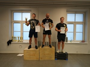 podium zawodów w wyciskaniu sztangi