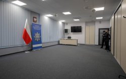 Pomieszczenie reprezentacyjne z flagami Polski i Unii Europejskiej