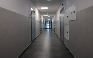 Korytarz komendy. Biało szary, minimalistyczny wystrój
