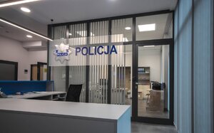 Przeszklone pomieszczenie biurowe w holu głównym