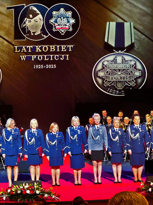 nadkomisarz Joanna Biel Radwańska na scenie z pozostałymi odznaczonymi