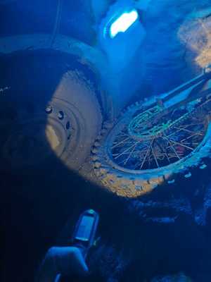 motocykl pod kołami radiowozu