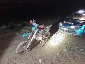 motocykl, w tle radiowóz