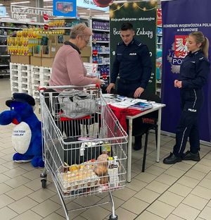 seniorka przy stanowisku