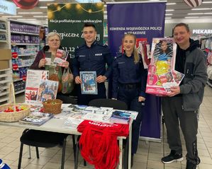 grupowa fotografia z policjantami