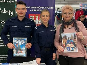 policjanci i seniorka