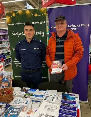 policjant z seniorem i ulotką