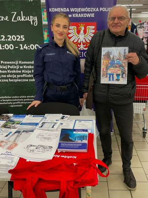 policjantka z seniorem