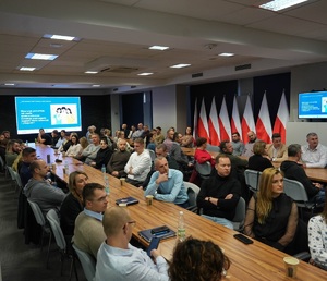 Uczestnicy szkolenia z prowadzącymi.