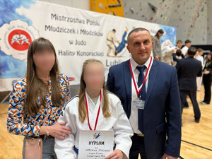 Grzegorz Maj , zawodniczka judo z dyplomem i stojąca obok niej osoba