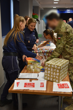 policjanci oraz pracownicy cywilni pakują paczki