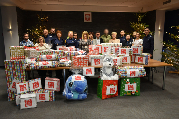 zdjęcie grupowe przy zapakowanych paczkach