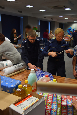 policjanci oraz pracownicy cywilni pakują paczki