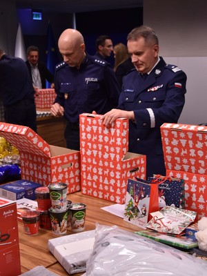 nadinspektor Artur Bednarek pakuje paczki