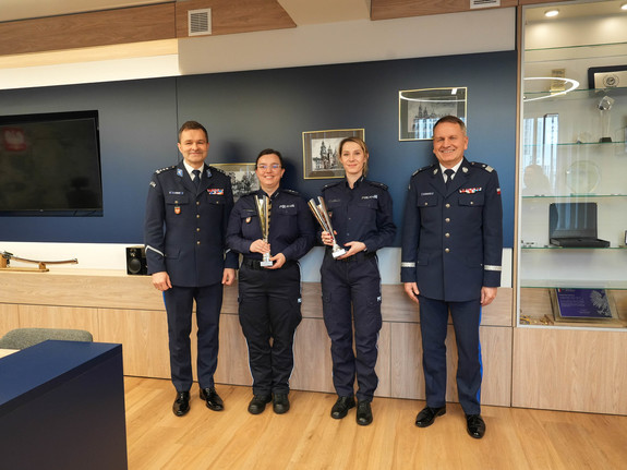 Wyróżnione policjantki wraz z nadinspektorem Arturem Bednarkiem oraz inspektorem Maciejem Kubiakiem