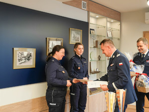 Komendant Wojewódzki Policji w Krakowie składa gratulacje policjantkom