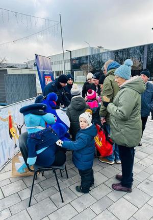 dzieci z rodzicami przy stanowisku