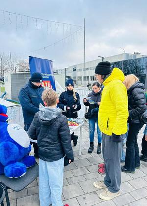 pan z chłopcem przy stanowisku