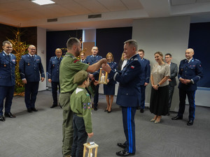 harcerze przekazują Światło Pokoju
