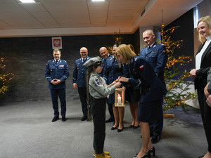 harcerz przekazuje Betlejemskie Światło Pokoju