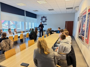 Policjant WRD opowiada młodziezy o przepisach ruchu drogowego