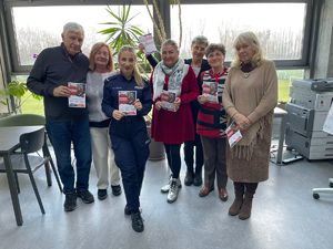 wspólna fotografia policjantki z seniorami