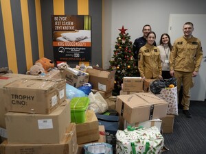 zdjęcie grupowe na tle przekazanych paczek