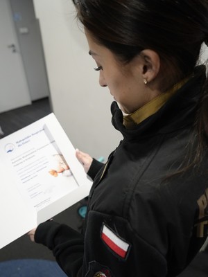 funkcjonariuszka straży pożarnej czyta podziekowania