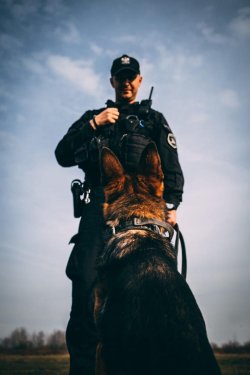 Policjant z psem służbowym