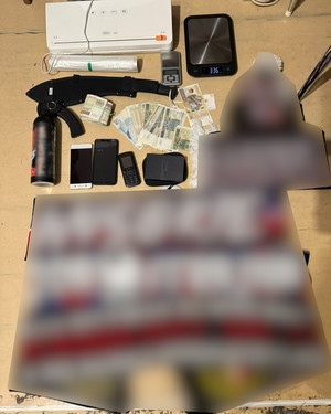 zabezpieczone telefony komórkowe, maczeta, butla z gazem, wagi elektorniczne oraz przedmioty z emblematami jednego z klubów piłkarskich