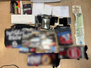 zabezpieczona gotówka, telefony komórkowe, maczeta, wagi elektroniczne oraz przedmioty z emblematami jednego z klubów piłkarskich