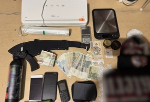 zabezpieczona gotówka, telefony komórkowe, wagi elektroniczne, butla z gazem, maczeta oraz zgrzewarka foliowa