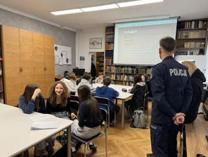 dzieci w bibliotece, policjant po prawej stronie
