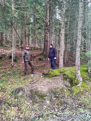 policjant i strażnik leśny podczas wspólnych działań w terenie lesnym