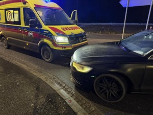 karetka i pojazd osobowy