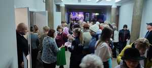 grono osób i rozmowy z policjantką