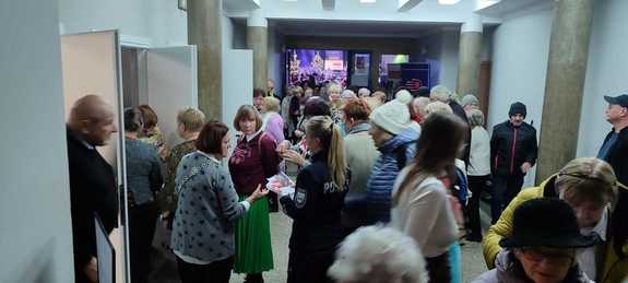 grono osób i rozmowy z policjantką