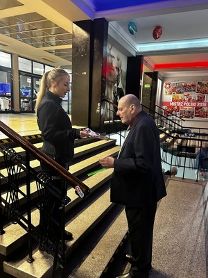 policjantka rozdaje materiały